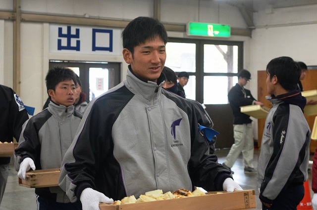 餅運びをする野球部