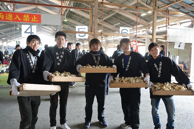 餅運びを行う成人会