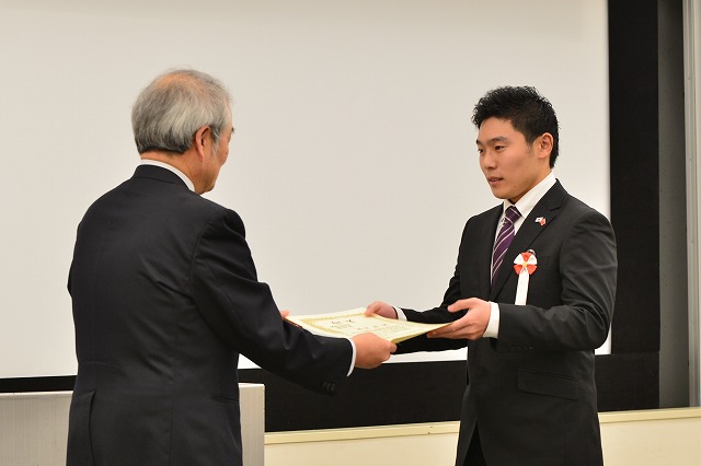 四位に入賞し表彰される数延さん