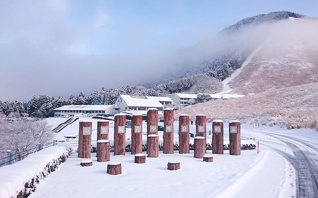 積雪に見舞われた曽爾高原「国立曽爾青少年自然の家」