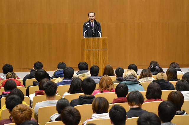 挨拶に立つ永尾教昭学長