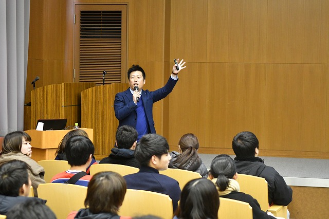 京都外国語大学の岸岡洋介講師が登壇