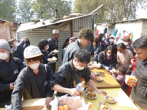 被災地で炊き出しをする学生たち