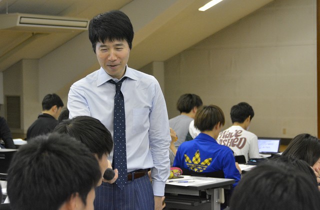 学生たちに問いかける様子