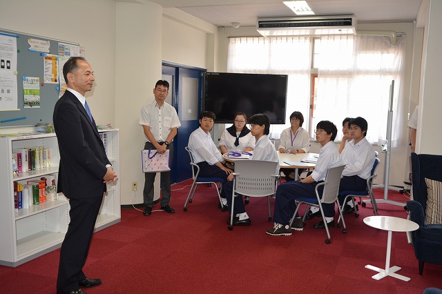 高校生に挨拶する永尾学長