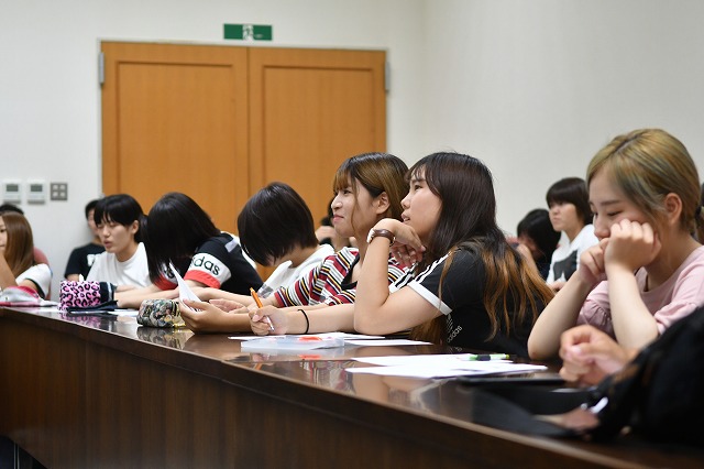 地域文化学科の1年生を中心とする本学の学生が講義を受けた