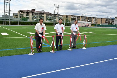 テープカット（中央：中田表統領、左：深谷理事長、右：永尾学長）