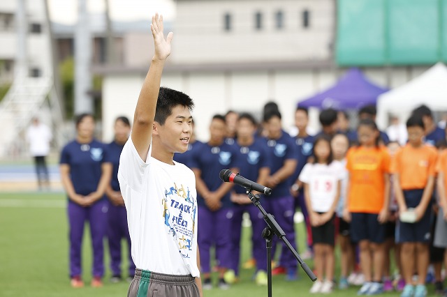 選手宣誓を行う天理市立北中学校の吉本将希くん