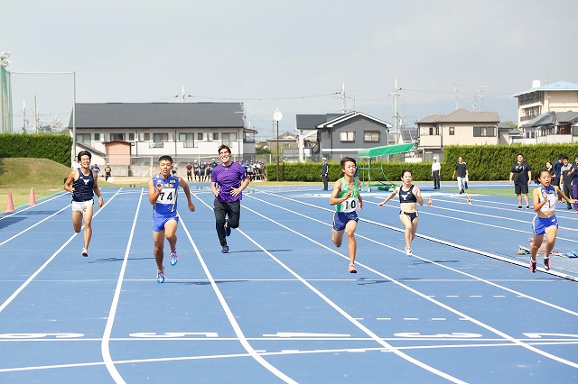 ハンディキャップレースとして100m走が行われた