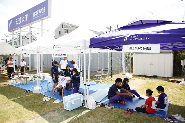 市内の小中学生と大学陸上競技部員の交流が見られた