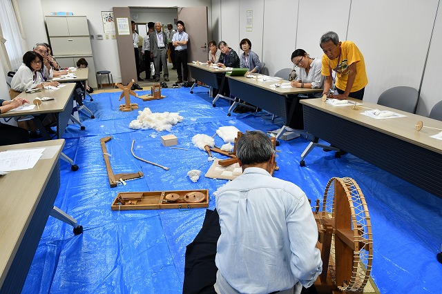 参加者は綿紡ぎ体験を通し、大和の農家のくらしを追体験した