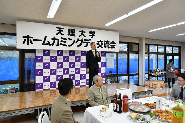 交流会で挨拶に立つ永尾学長