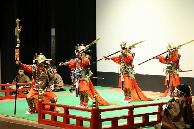 舞楽「太平楽（たいへいらく）」を日本メキシコ学院で披露