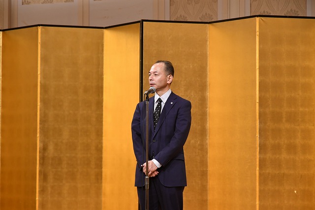 挨拶に立つ永尾学長