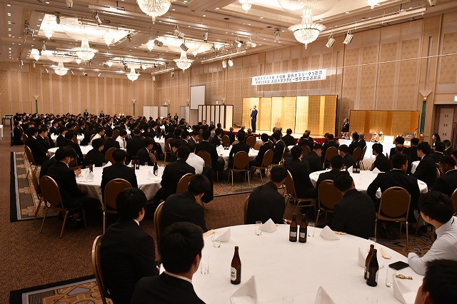 祝賀会には約260人が集まった