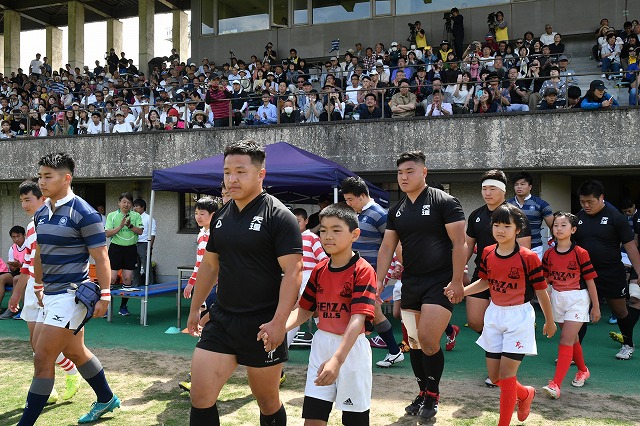 やまのべラグビー教室と前栽少年ラグビースクールがエスコートキッズをつとめた