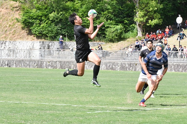 松永選手のキックパスを受ける立見選手