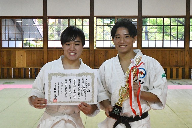 男子徒手の部優勝　岡本選手（左）、滝澤選手（右）組