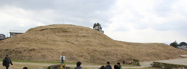 大学構内にある西山古墳