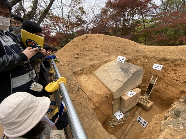 発掘中の中尾山古墳（歴史文化学科学生研修「飛鳥を歩く2020」）　