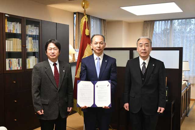 左より東馬場副学長、永尾学長、吉田国際交流センター室長