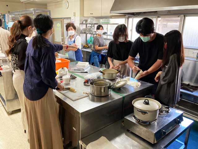 料理の試作を行う学生たち