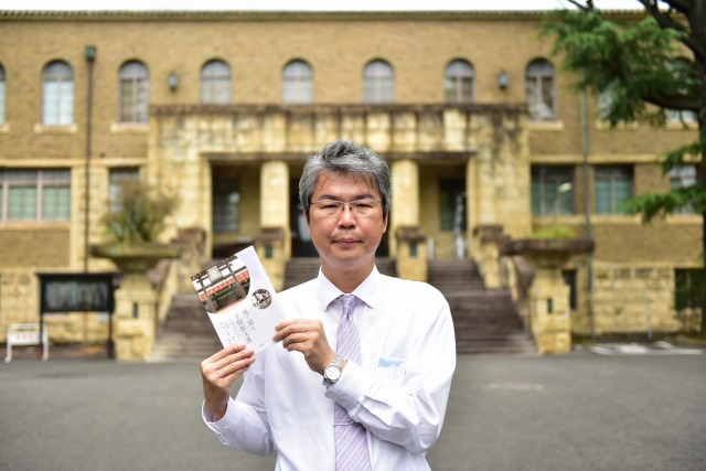 原豊二教授・天理大学附属天理図書館前にて