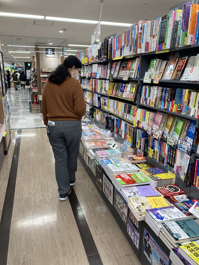 紀伊國屋書店 天王寺ミオ店にて 選書の様子