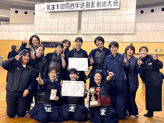 後列中央で賞状を持つ中野さん