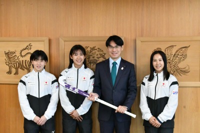 パリ五輪・ホッケー女子日本代表　長谷川美優選手が奈良県山下真知事を表敬訪問